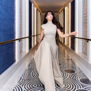 Nora Fatehi : नोरा फतेही का एलिगेंट अवतार, बेज गाउन और ट्रेंडी सनग्लासेस में ढाया कहर