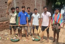 RaniDeeh Cleanliness Drive : बाढ़ के बाद गांव में गंदगी, BJP सरपंच नहीं आया आगे, युवाओं ने खुद उठाई झाड़ू