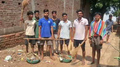 RaniDeeh Cleanliness Drive : बाढ़ के बाद गांव में गंदगी, BJP सरपंच नहीं आया आगे, युवाओं ने खुद उठाई झाड़ू