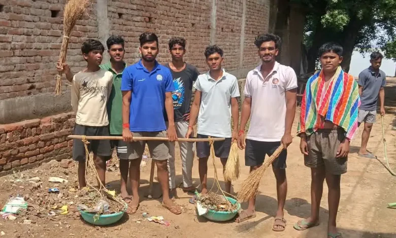 RaniDeeh Cleanliness Drive : बाढ़ के बाद गांव में गंदगी, BJP सरपंच नहीं आया आगे, युवाओं ने खुद उठाई झाड़ू
