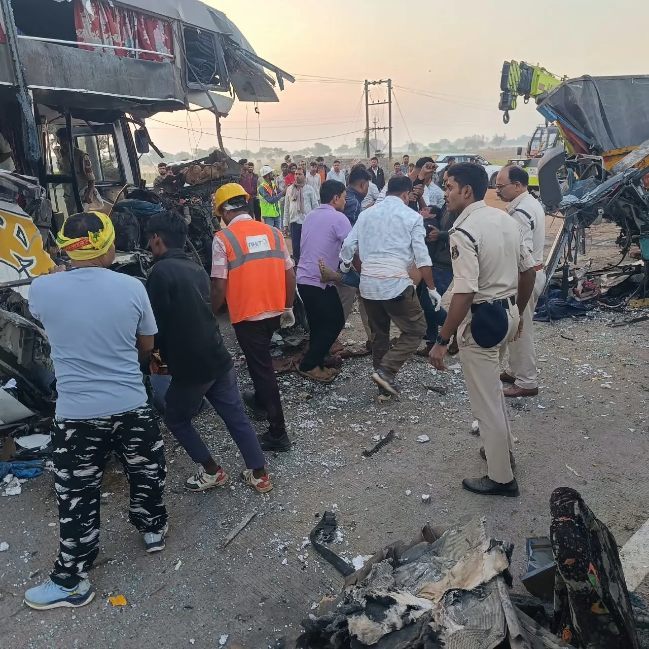 Raipur Bilaspur Highway Bus Accident : खड़े ट्रक से भिड़ी यात्री बस, पांच की मौत; 16 घायल, छह रायपुर रेफर