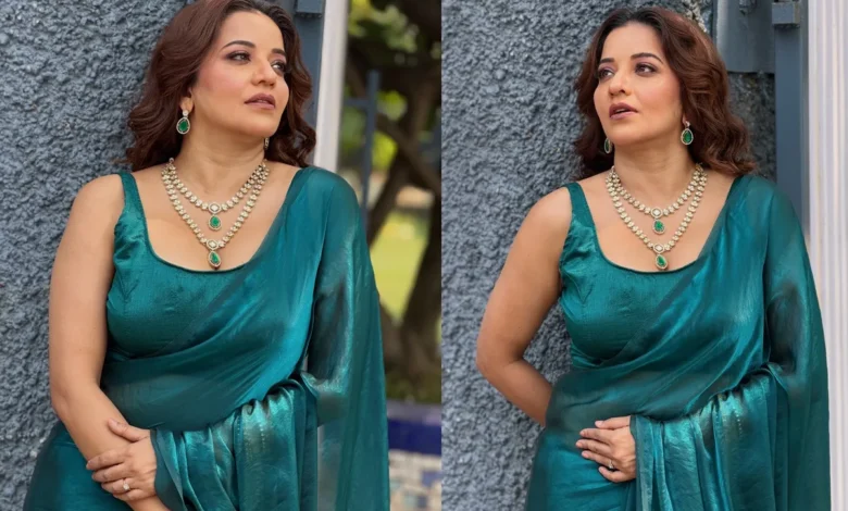 Monalisa Teal Green Saree Look : मोनालिसा का नया ट्रेडिशनल अवतार, टील ग्रीन साड़ी में ढाया कहर