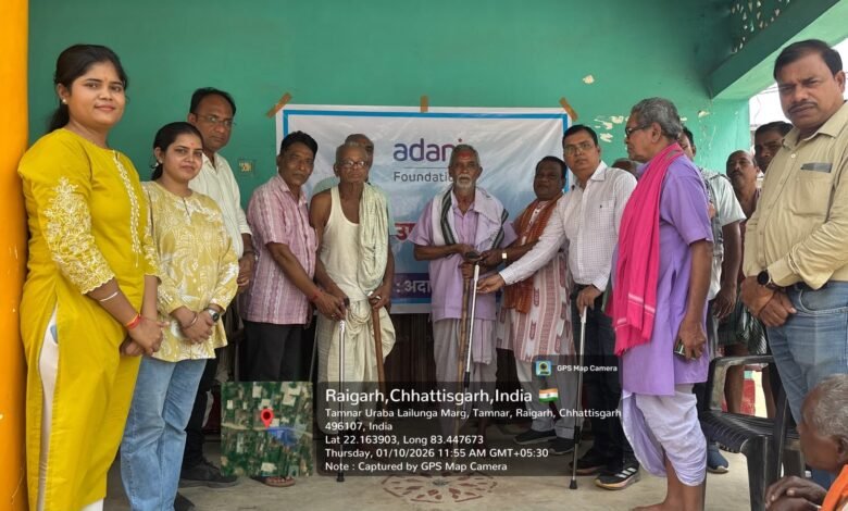 Adani Foundation Senior Citizens : बुजुर्गों के चेहरे पर आई मुस्कान, अदाणी फाउंडेशन ने बांटे सहायक उपकरण