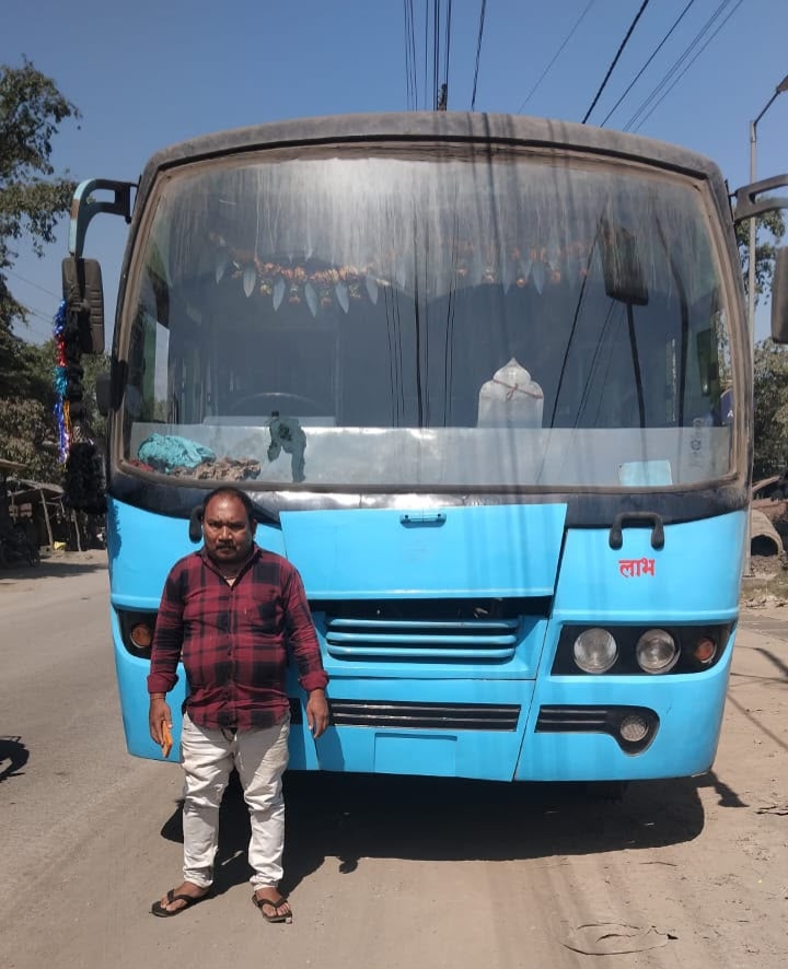 Raigarh Bus Checking : रायगढ़ में 45 यात्री बसों पर कार्रवाई, 1.14 लाख रुपये जुर्माना वसूला; बिना फिटनेस-टैक्स वाली बस जब्त
