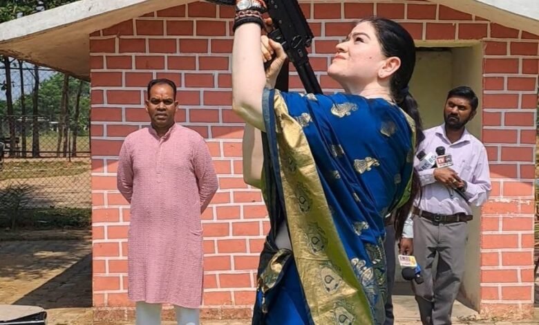 Ankita Sharma AK-47 Firing : साड़ी पहनकर AK-47 से हवाई फायरिंग पर महिला एसपी से आईजी ने मांगा स्पष्टीकरण