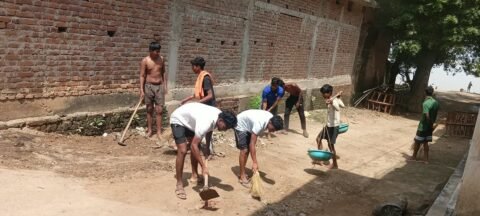 RaniDeeh Cleanliness Drive : बाढ़ के बाद गांव में गंदगी, BJP सरपंच नहीं आया आगे, युवाओं ने खुद उठाई झाड़ू