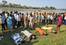 Surajpur River Accident : रेण नदी में नहाने उतरे 4 लोगों की मौत, किसी ने खोया पति-बेटा तो किसी ने दोनों बेटे