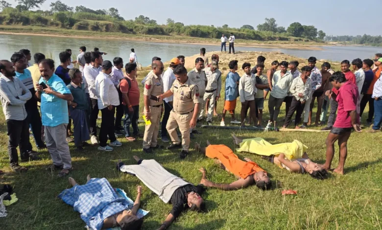 Surajpur River Accident : रेण नदी में नहाने उतरे 4 लोगों की मौत, किसी ने खोया पति-बेटा तो किसी ने दोनों बेटे