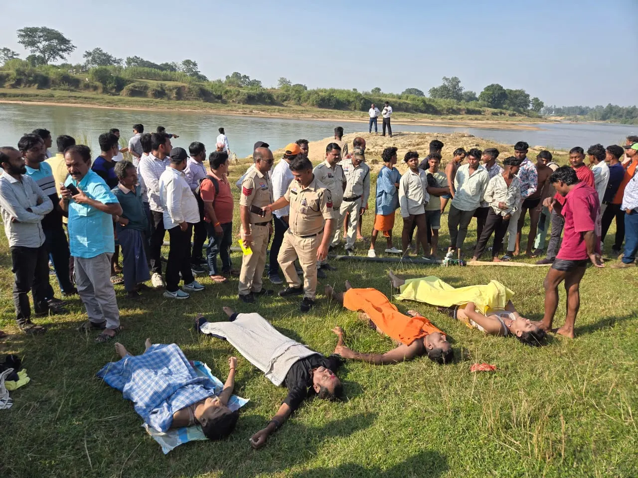 Surajpur River Accident : रेण नदी में नहाने उतरे 4 लोगों की मौत, किसी ने खोया पति-बेटा तो किसी ने दोनों बेटे