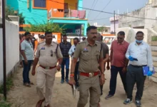 लोहे की बैरिकेड्स हटते ही सड़क पर बेलगाम हुई वाहनों की रफ्तार, हादसे का डर पत्रिका न्यूज नेटवर्क | साल्हेओना साल्हेओना बस स्टैंड चौक पर वाहनों की रफ्तार पर लगाम लगाने के लिए लगाए गए लोहे के बैरिकेड्स को हटाए जाने से भारी वाहन बेलगाम होकर दौड़ रहे हैं। इससे हादसे की आशंका बनी हुई है, लेकिन सरिया पुलिस इस ओर ध्यान नहीं दे रही है। बता दें कि स्थानीय ग्रामीणों की मांग पर पिछले वर्ष चंद्रपुर-सरिया मुख्य मार्ग पर साल्हेओना बस स्टैंड चौक पर लोहे के बैरिकेड्स लगाए गए थे। एक सप्ताह पहले महानदी का जलस्तर बढ़ने से लात नाला पुल के ऊपर पानी आ गया था। आवाजाही रोकने के लिए सरिया पुलिस ने साल्हेओना चौक से बैरिकेड्स हटाकर लात नाला पुल के पास लगा दिए थे। तीन दिन बाद बाढ़ का पानी तो उतर गया, लेकिन एक सप्ताह बीत जाने के बाद भी बैरिकेड्स को वापस साल्हेओना चौक पर नहीं लगाया गया है। बैरिकेड्स न होने से इस व्यस्ततम तिराहे पर वाहनों की गति तेज हो गई है। भीड़भाड़ वाला है चौक ----------------------------------------- साल्हेओना बस स्टैंड चौक काफी व्यस्त रहता है। यहां पास में ही शासकीय हाईस्कूल, कन्या छात्रावास और साप्ताहिक बाजार है। सड़क के दोनों ओर दुकानें भी लगी हैं, जिससे दिनभर भीड़भाड़ और चहल-पहल बनी रहती है। ऐसे में तेज रफ्तार वाहन कभी भी हादसे का कारण बन सकते हैं। ग्रामीणों ने पुलिस प्रशासन से जल्द से जल्द बैरिकेड्स को वापस चौक पर लगाने की मांग की है।