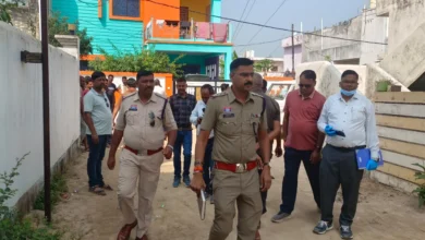 लोहे की बैरिकेड्स हटते ही सड़क पर बेलगाम हुई वाहनों की रफ्तार, हादसे का डर पत्रिका न्यूज नेटवर्क | साल्हेओना साल्हेओना बस स्टैंड चौक पर वाहनों की रफ्तार पर लगाम लगाने के लिए लगाए गए लोहे के बैरिकेड्स को हटाए जाने से भारी वाहन बेलगाम होकर दौड़ रहे हैं। इससे हादसे की आशंका बनी हुई है, लेकिन सरिया पुलिस इस ओर ध्यान नहीं दे रही है। बता दें कि स्थानीय ग्रामीणों की मांग पर पिछले वर्ष चंद्रपुर-सरिया मुख्य मार्ग पर साल्हेओना बस स्टैंड चौक पर लोहे के बैरिकेड्स लगाए गए थे। एक सप्ताह पहले महानदी का जलस्तर बढ़ने से लात नाला पुल के ऊपर पानी आ गया था। आवाजाही रोकने के लिए सरिया पुलिस ने साल्हेओना चौक से बैरिकेड्स हटाकर लात नाला पुल के पास लगा दिए थे। तीन दिन बाद बाढ़ का पानी तो उतर गया, लेकिन एक सप्ताह बीत जाने के बाद भी बैरिकेड्स को वापस साल्हेओना चौक पर नहीं लगाया गया है। बैरिकेड्स न होने से इस व्यस्ततम तिराहे पर वाहनों की गति तेज हो गई है। भीड़भाड़ वाला है चौक ----------------------------------------- साल्हेओना बस स्टैंड चौक काफी व्यस्त रहता है। यहां पास में ही शासकीय हाईस्कूल, कन्या छात्रावास और साप्ताहिक बाजार है। सड़क के दोनों ओर दुकानें भी लगी हैं, जिससे दिनभर भीड़भाड़ और चहल-पहल बनी रहती है। ऐसे में तेज रफ्तार वाहन कभी भी हादसे का कारण बन सकते हैं। ग्रामीणों ने पुलिस प्रशासन से जल्द से जल्द बैरिकेड्स को वापस चौक पर लगाने की मांग की है।